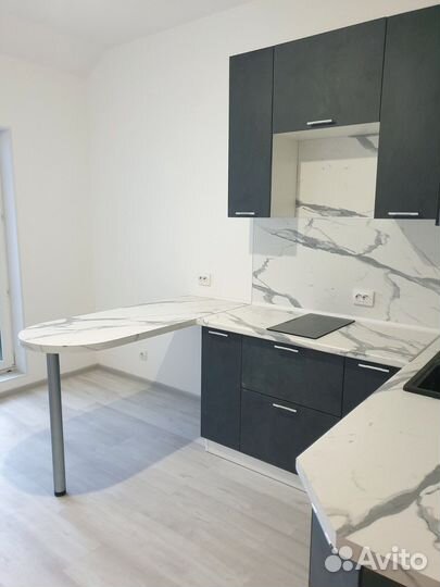 Кухня с барной стойкой