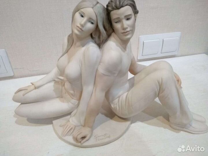 Фарфоровая статуэтка 