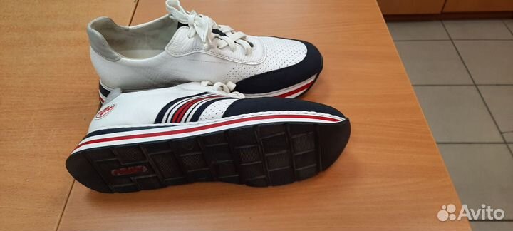 Кроссовки женские