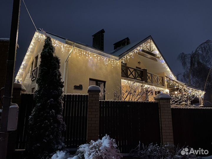 Новогоднее украшение фасада гирляндами и неоном