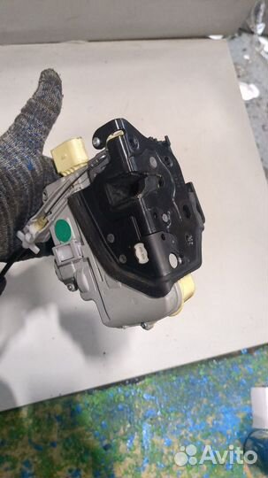 Замок двери левый передний Volkswagen Passat 6