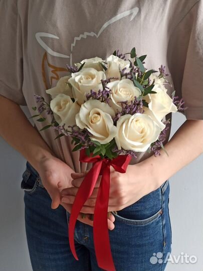 Свадебный букет из роз с лимониумом и эвкалиптом