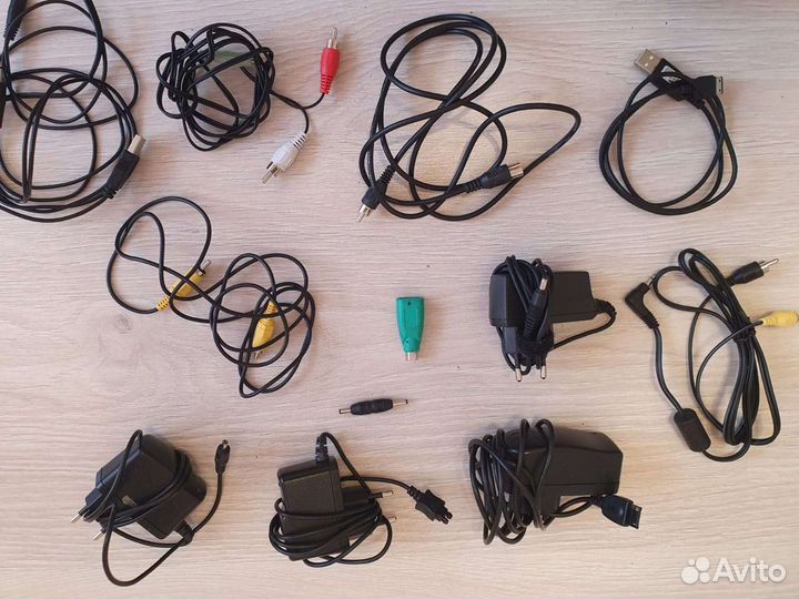 Зарядное устройство и наушники гарнитура телефона