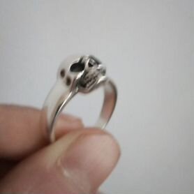 Красивое серебрянное кольцо с лицом черепа