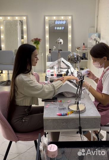 Маникюр и педикюр в центре города
