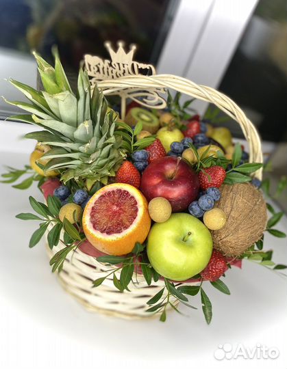 Корзина из экзотических фруктов