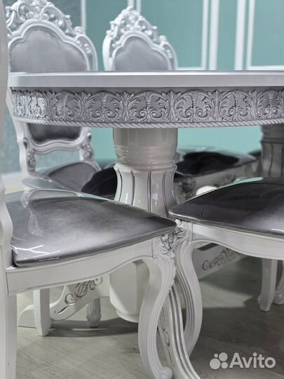 Стол и стулья