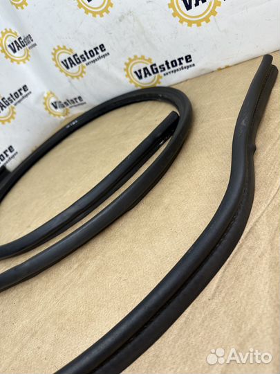 Уплотнитель капота Audi A3 8P 2006