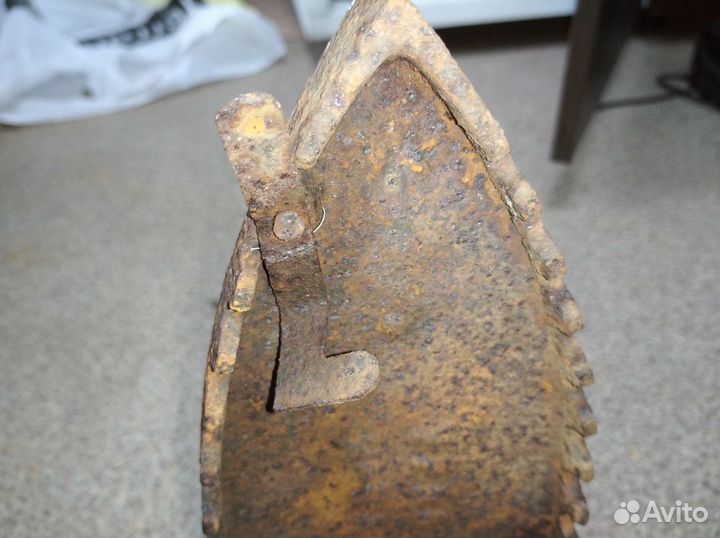 Старый утюг на углях