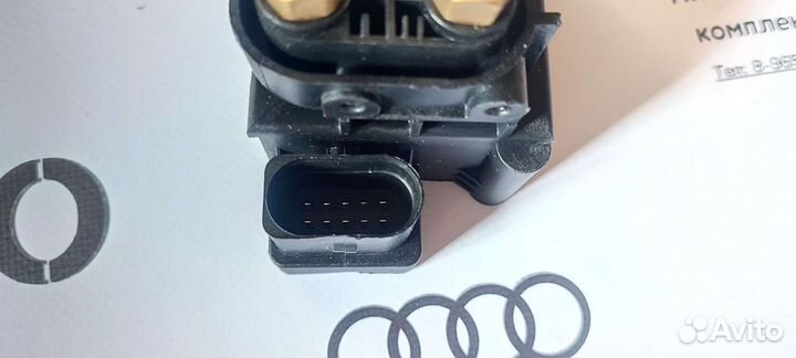 Блок клапанов пневмоподвески Volkswagen Touareg