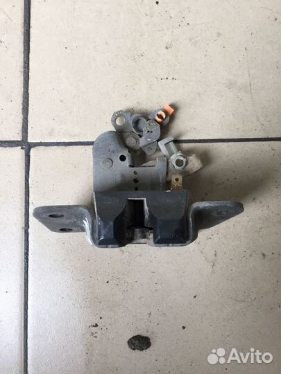 Замок багажника Mitsubishi Montero Sport 1