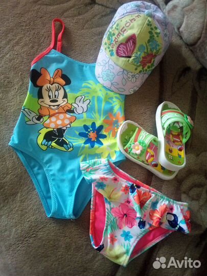 Купальник, сланцы, кепка