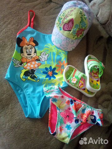 Купальник, сланцы, кепка