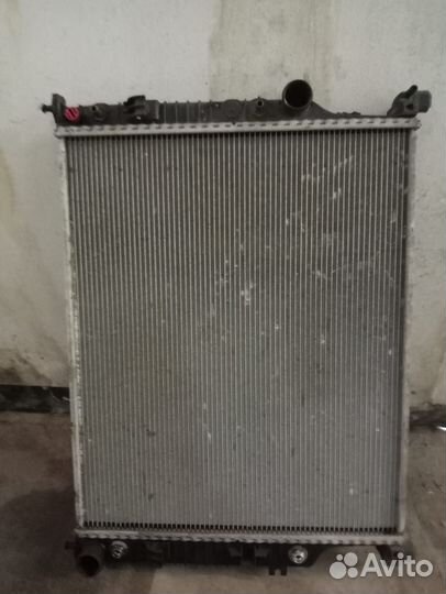 Оригинальный радиатор на Mercedes гл-450,500