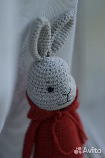 Вязаная игрушка Зайчик