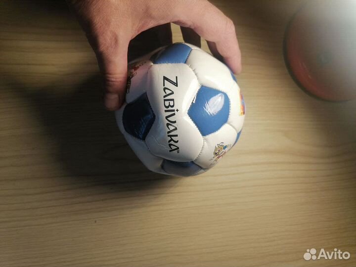 Мяч с автографом Кристиана Карамбё