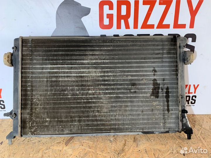 Радиатор охлаждения двигателя Volkswagen Golf 1K