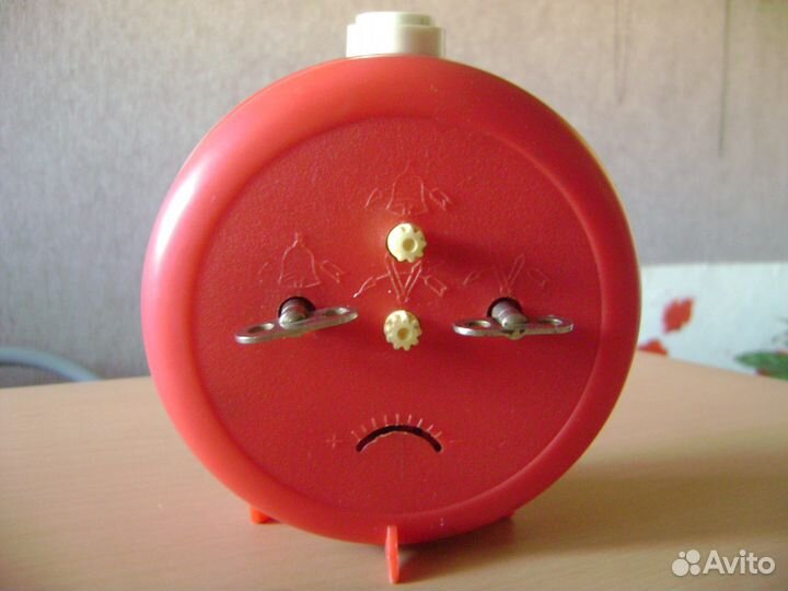 Янтарь слава и др. часы-будильник СССР