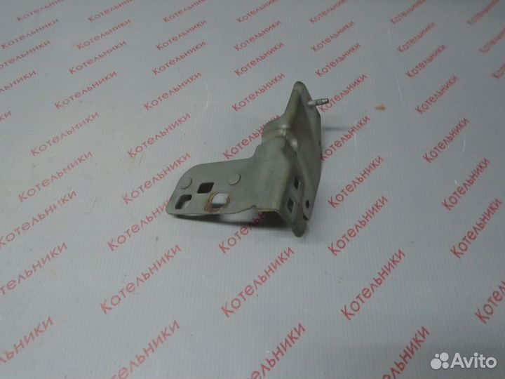 Nissan 62292-BV000 Кронштейн правый