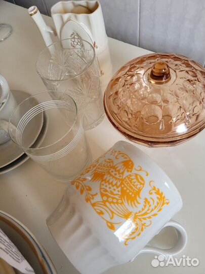 Две коробки посуды