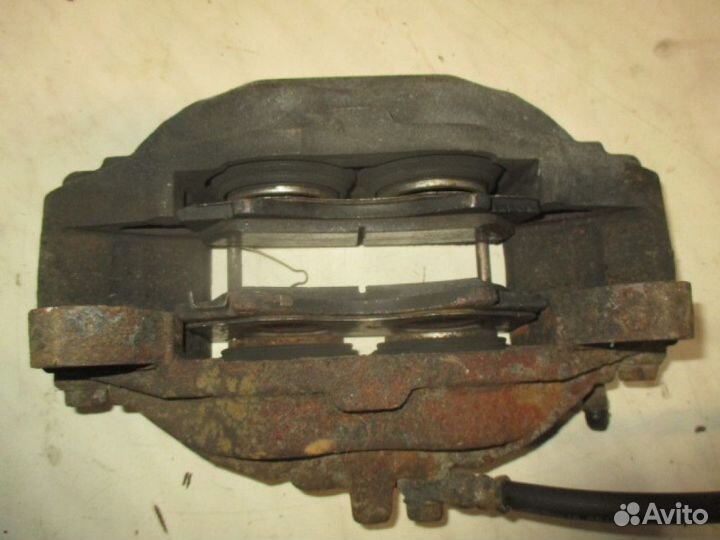 Суппорт передний правый Lexus LX570