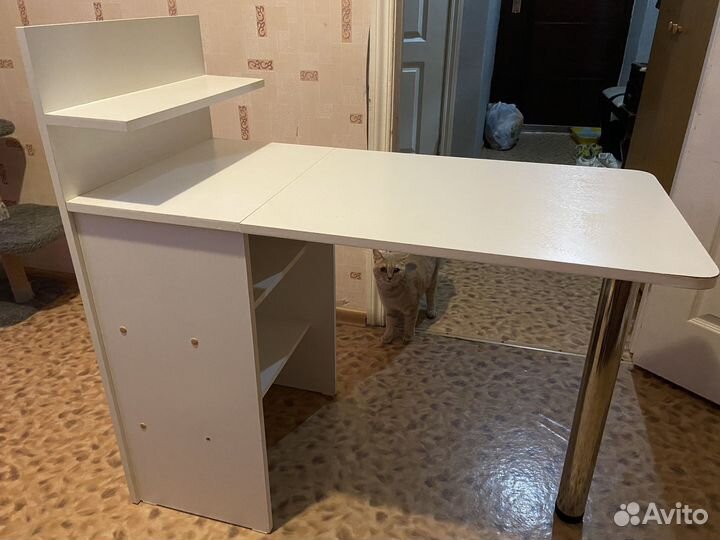 Маникюрный стол