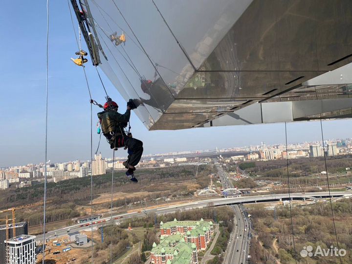 Чистка крыш. Сброс снега с кровли. Альпинисты