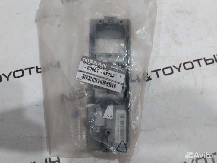 Корпус кнопки стеклоподъёмника Nissan Navara D40