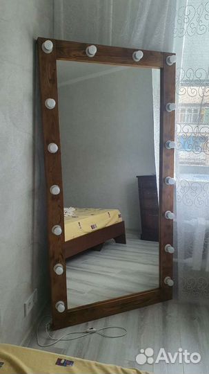 Гримерное зеркало с лампочками