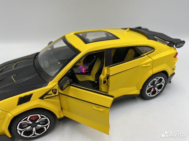 Модель автомобиля Lamborghini Urus с дымом 1:24