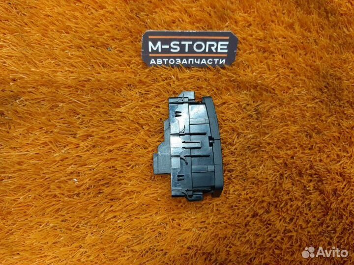 Кнопка центрального замка передняя левая