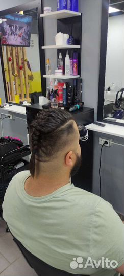 Модель на стрижки, окрашивания,маникюр,локоны