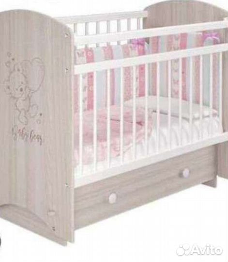 Детская кроватка с маятником