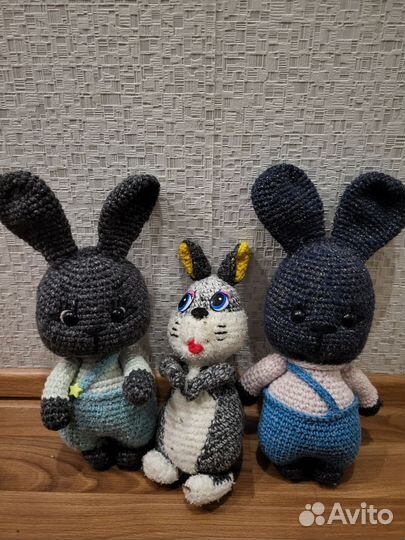 Вязаная игрушка заяц