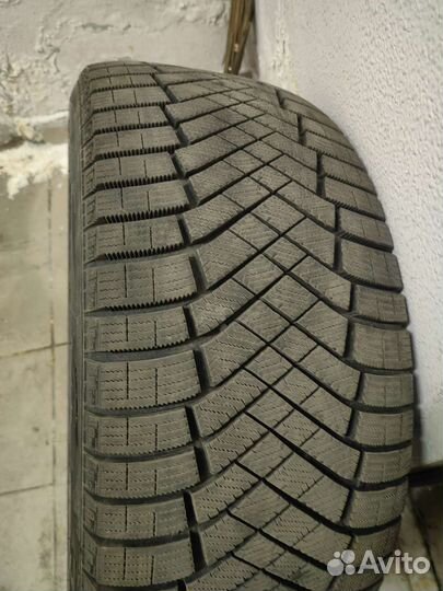 Pirelli Ice Zero FR 255/45 R20 105H