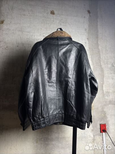 Винтажный кожаный бомбер с меховым воротником