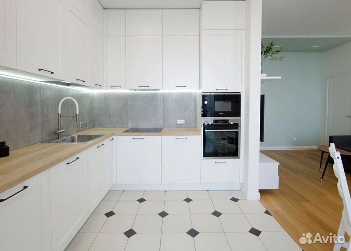 Угловая в потолок кухня на заказ