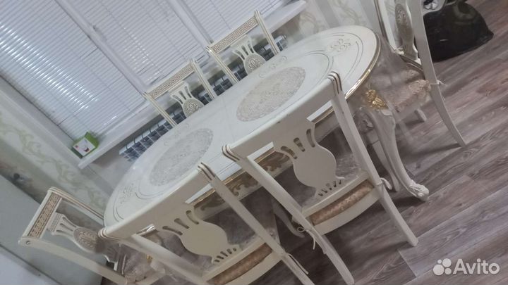 Кухонный стол и стулья