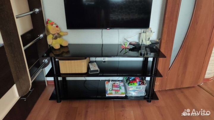 Стеклянная тумба под тв и аппаратуры