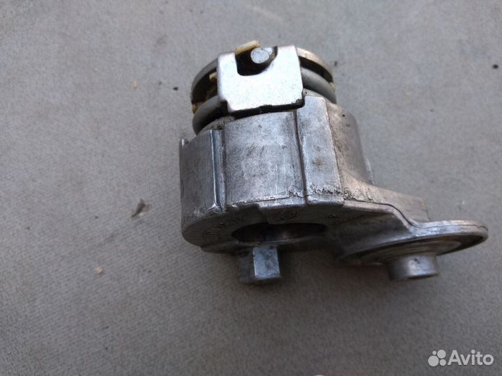 Кронштейн ролика-натяжителя 1.6 Renault 117501083R