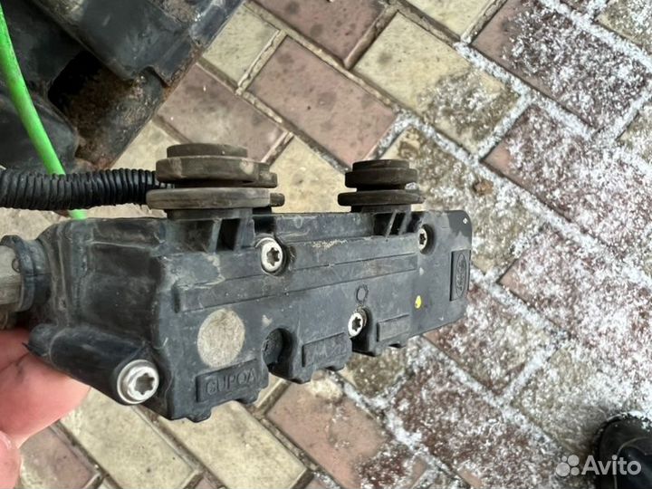 Блок клапанов пневмоподвески передний Land Rover