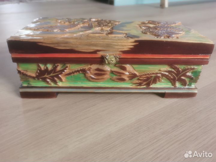 Деревянная шкатулка