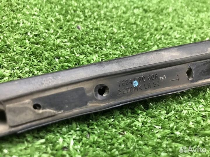 Уплотнитель левый Nissan Micra K12E CR12DE 2007