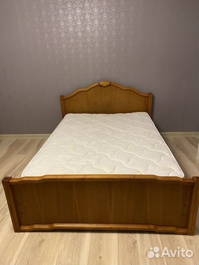 Кровать деревянная