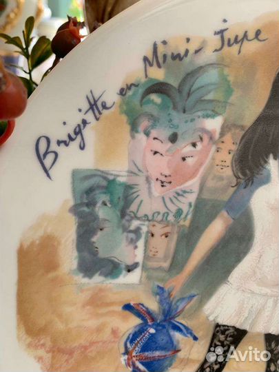 Тарелка Франсуаза Гано Бриджит в мини-юбке Лимож