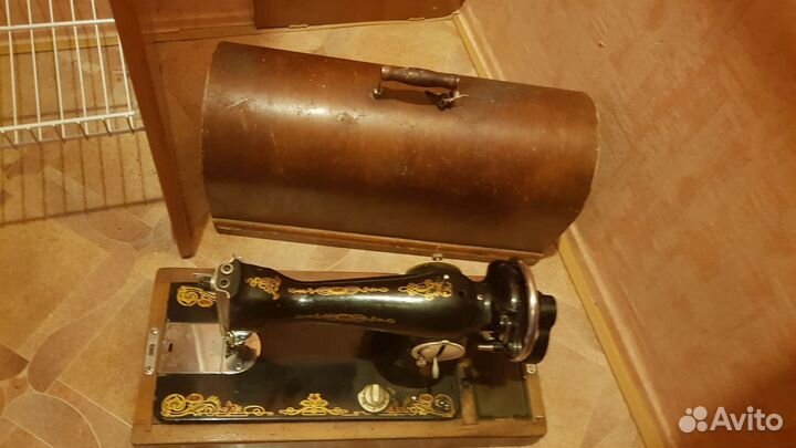 Швейная машинка ручная с футляром. Пр-во СССР