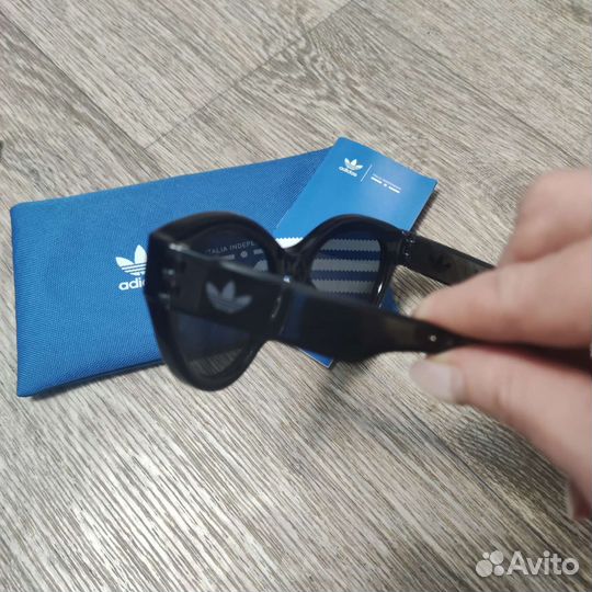 Солнцезащитные очки adidas