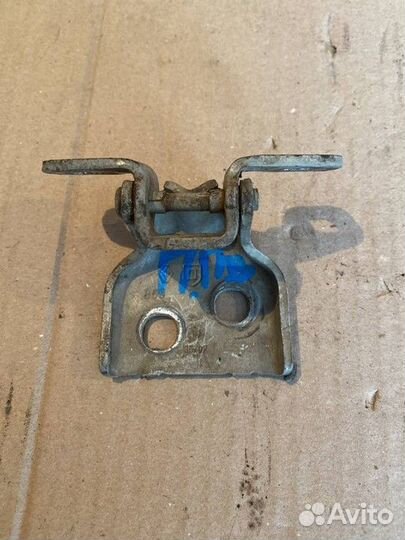 Петля двери передняя правая верхняя Renault Logan