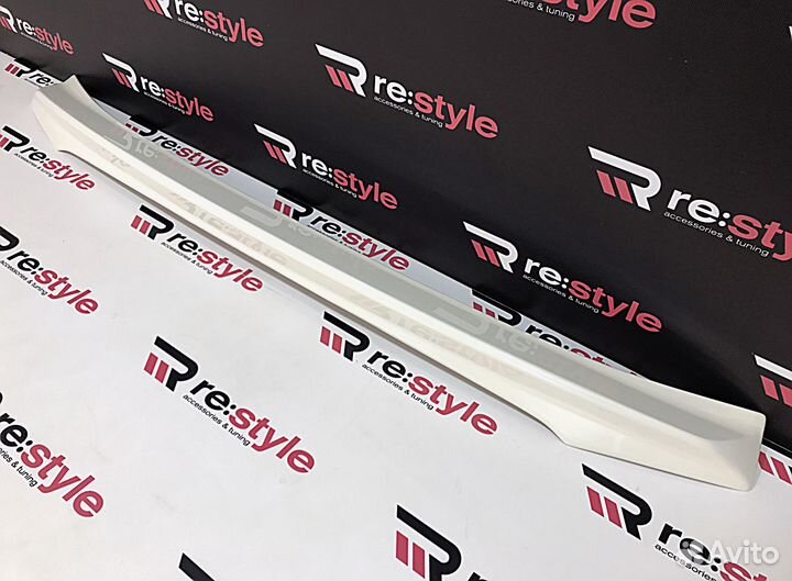 Спойлер Под стекло Lexus LX570 08-15г Белый