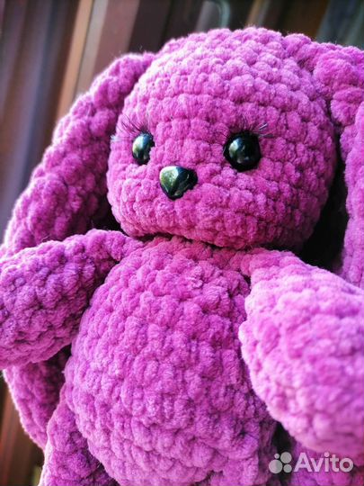 Вязаная игрушка Зайка